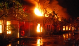 Dân nhậu tháo chạy tán loạn trong đêm vì ngôi nhà phát hỏa